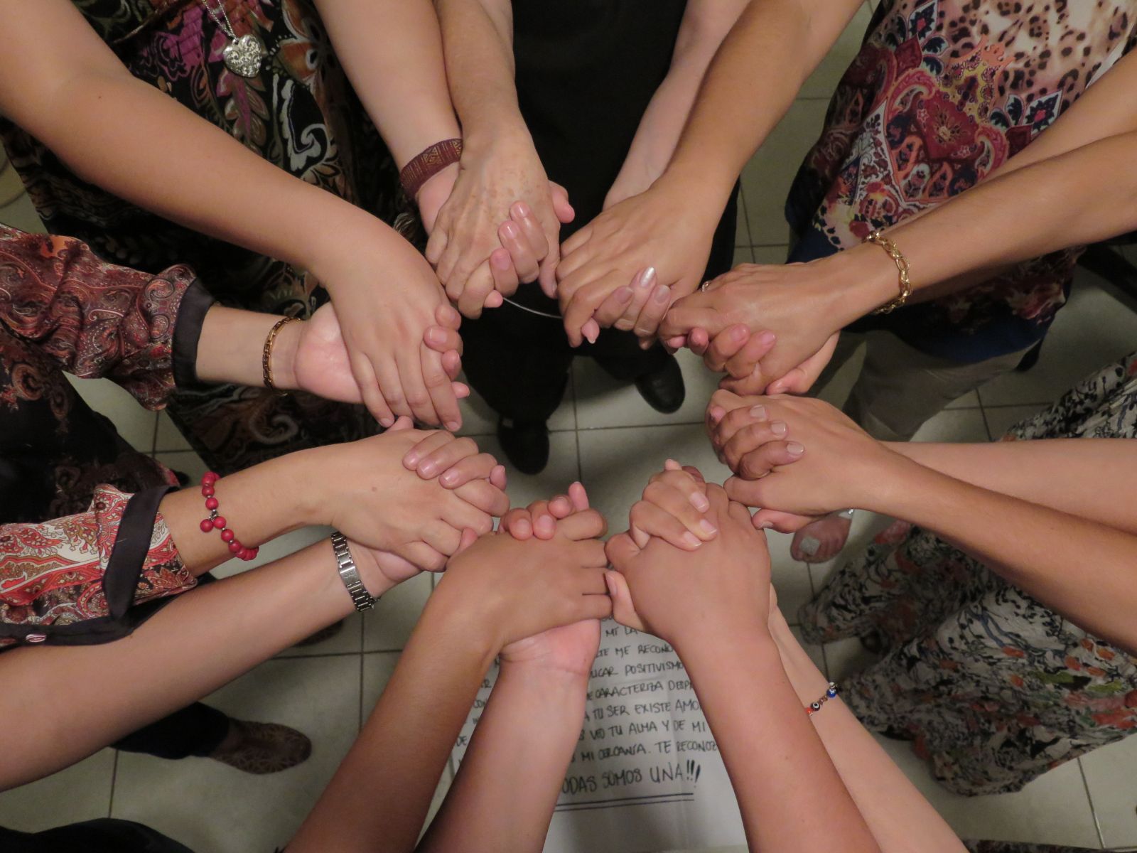  Me ligué mucho con el "Centro de Apoyo a la Mujer", empecé a dar ahí mis prácticas, en el CAM, luego tuve un programa de radio con ellas también, y empecé a trabajar con mujeres y a hacer círculos, de crecimiento, de cuestionamiento del patriarcado, de otra forma de hacer psicología desde el feminismo.
