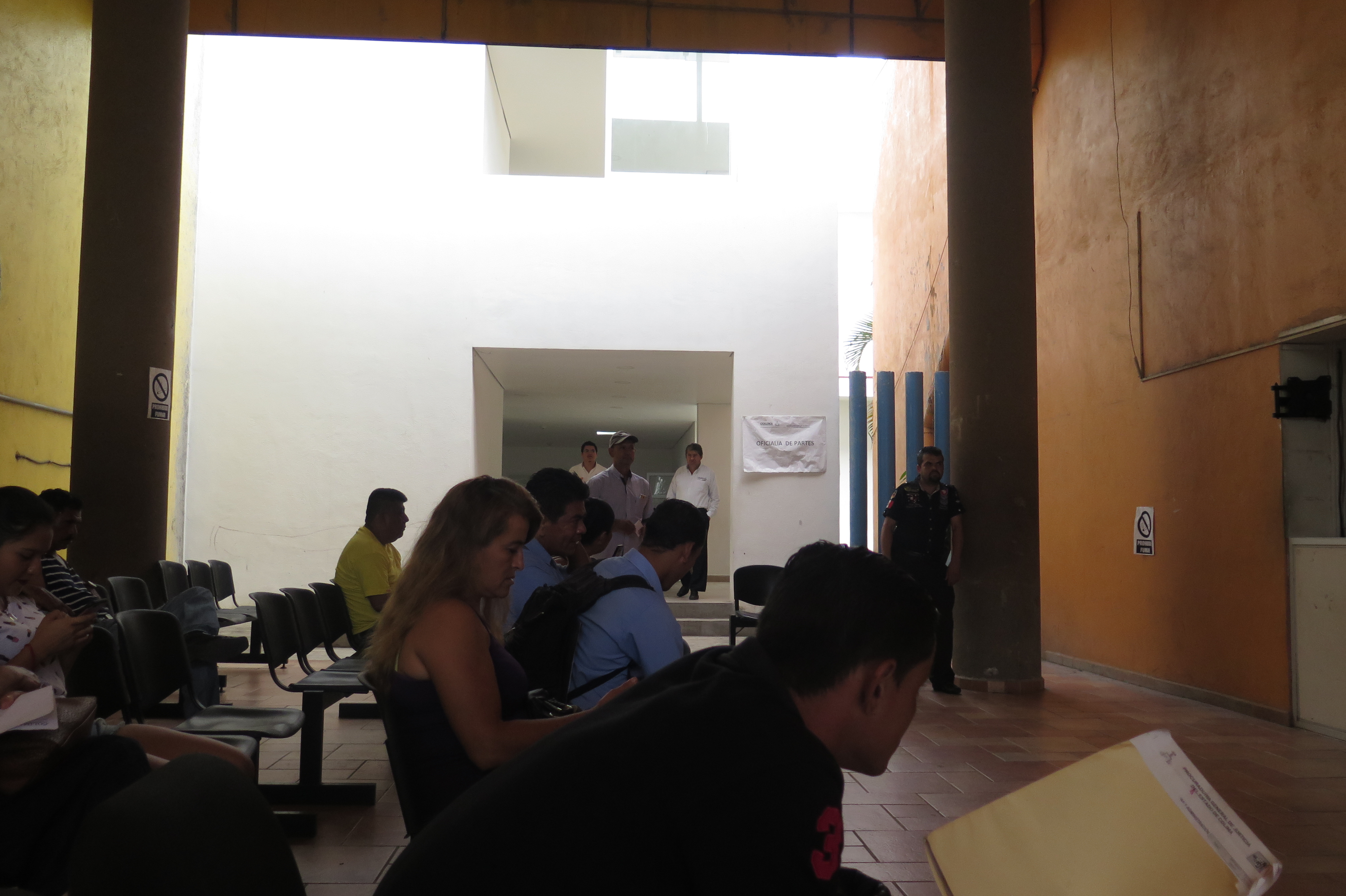 La imagen es capturada en la sala de espera momento antes de entrar a la oficina de la directora para realizar una reunión de trabajo para detectar las necesidades de capacitación de autoridades y operadores de justicia.