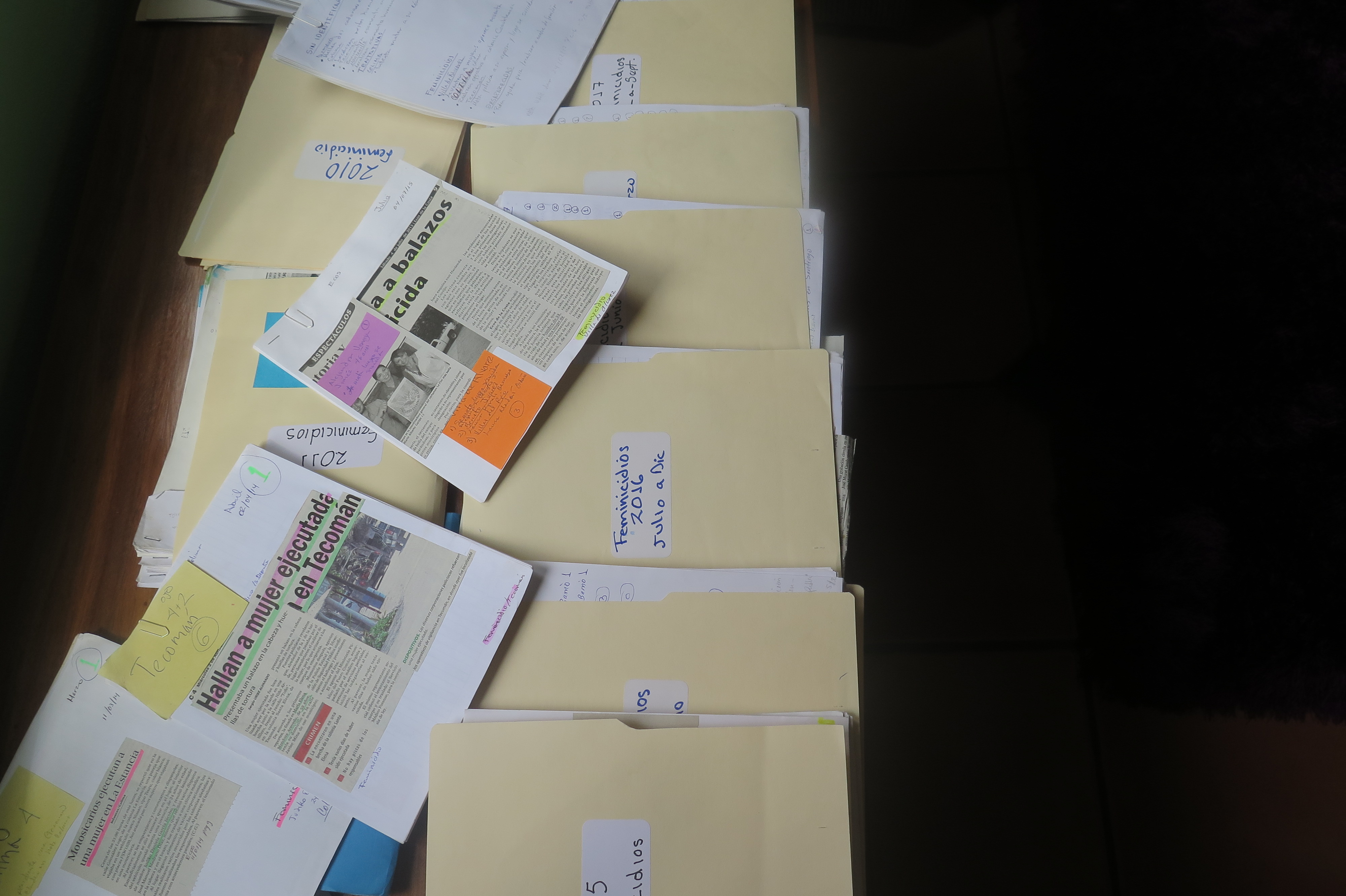 La imagen captura los archivos hemerográficos por año y por carpeta de las mujeres asesinadas. La investigación hemerográfica es a veces el único dato con el que contamos como evidencia del contexto de violencia en el que nos desaparecen, nos violan, nos asesinan. A diez años de la Ley General de Acceso a las Mujeres a una Vida Libre de Violencia, que ordena la creación de un banco de datos y de sistemas que concentran información de los diferentes tipos y modalidades de las violencias infligidas a las mujeres, la cual cruza la normatividad local y que también lo ordena, todavía no es posible ver materializada en la práctica esta normatividad.