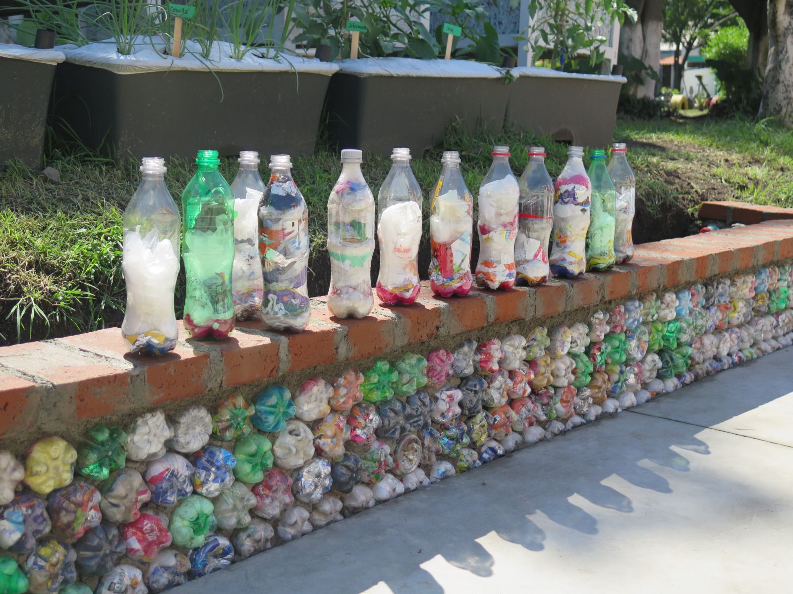 Una propuesta de separación de RSU es en inorgánicos  reciclables, inorgánicos NO reciclables y Orgánicos. A los inorgánicos  no reciclables, se les puede considerar basura; pero entre ellos, se  pueden rescatar algunos materiales para reutilizarse, tal es el caso de  las bolsas de nylon, las envolturas de celofán, las bolsas metalizadas,  entre otros y se pueden concentrar en botellas de plástico pet,  elaborando de esa manera eco-ladrillos que sirven como materia prima  para la construcción de mobiliario urbano. Este tipo de mobiliario puede  embellecer los parques urbanos, las escuelas, la ciudad, además de permitir el confinamiento de un cierto tipo de residuos que ya no se irán al saturado relleno sanitario. Luego, la basura correctamente  tratada y separada puede ser de gran utilidad.