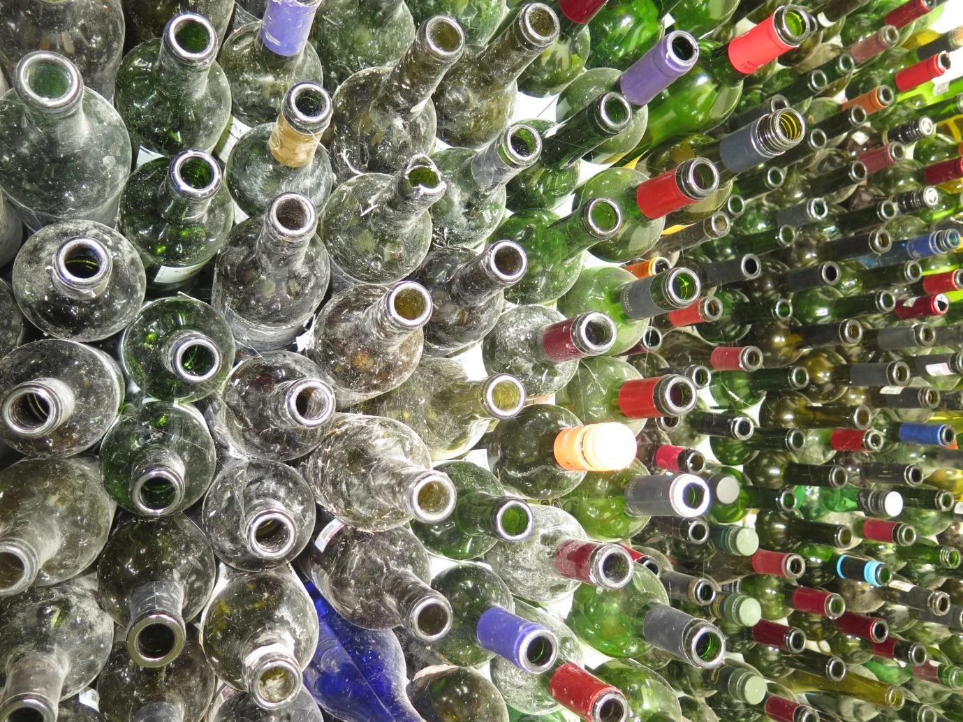 La tendencia de la re-utilización de vidrio ha crecido en los últimos años, sin embargo siempre está la opción de reciclar el material antes de que llegue al relleno sanitario, que en nuestro estado no es mas que un tiradero a cielo abierto. El vidrio es un material que se puede reciclar en su totalidad y sin limite, es decir, se puede repetir el proceso tantas veces como se quiera sin que se altere sus propiedades.