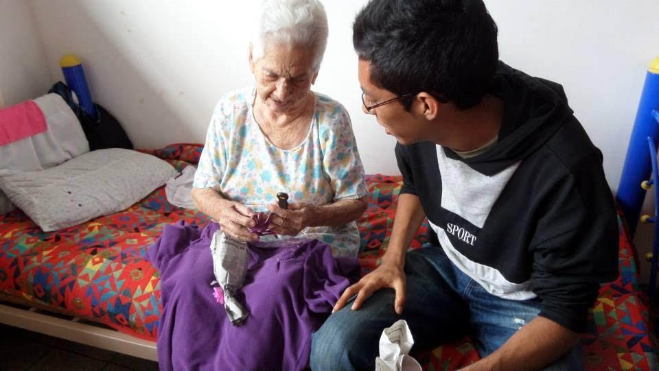  Envejecer es inevitable  Muchos años de diferencia hay entre las personas que aparecen en la foto, son dos vidas distintas que ya traen consigo muchas experiencias y camino recorrido, La vejez a menos que mueras antes, es algo que no se puede evitar, aunque los medios de comunicación te agobien con comerciales para reducir arrugas, esconder canas. Lo que ves es lo que nos pasar, con tus posibilidades, que haces para mejorar las condiciones de las personas mayores de los  asilos de ancianos? Y,  los que viven en las calles?