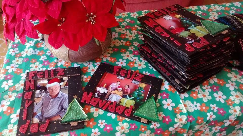 Feliz navidad. Una muerte próxima días después de entregarles un obsequio con las fotos del festejo en la posada supe que haba muerto uno de los ancianos con los que conviví, esto y todas las fotos de cada evento representa el instante en que fuimos felices, en el que tuve la certeza de que había un gozo genuino, que las enfermedades se sentían menos, y sentí que alguien mas estaba para mi, te ha pasado encontrar a alguien que se sienta feliz ayudando al prójimo, sin esperar dinero o reconocimiento? Existen, no sé cuantas pero ahí están por el mundo, quizá no lo descubres y tu eres una de ellas.