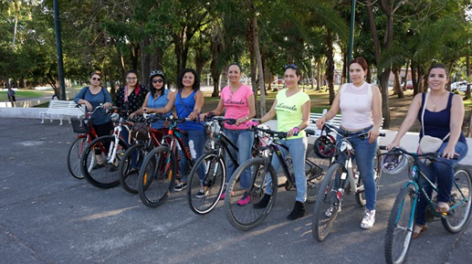 Nuestro principal objetivo es que más mujeres utilicen la bicicleta como medio de transporte. Nos dimos cuenta que existe un gran número de mujeres que por algún motivo no aprendieron a andar en bici cuando eran pequeñas. Abrimos la bici escuela y hasta la fecha hemos enseñado a pedalear a 18 mujeres aproximadamente, desde los 19 años hasta los 58 años de edad. Las clases las damos en el Parque Hidalgo, les prestamos las bicis para que aprendan y no cobramos nada. Contamos con tres bicicletas, dos son prestadas y una es propiedad del colectivo.