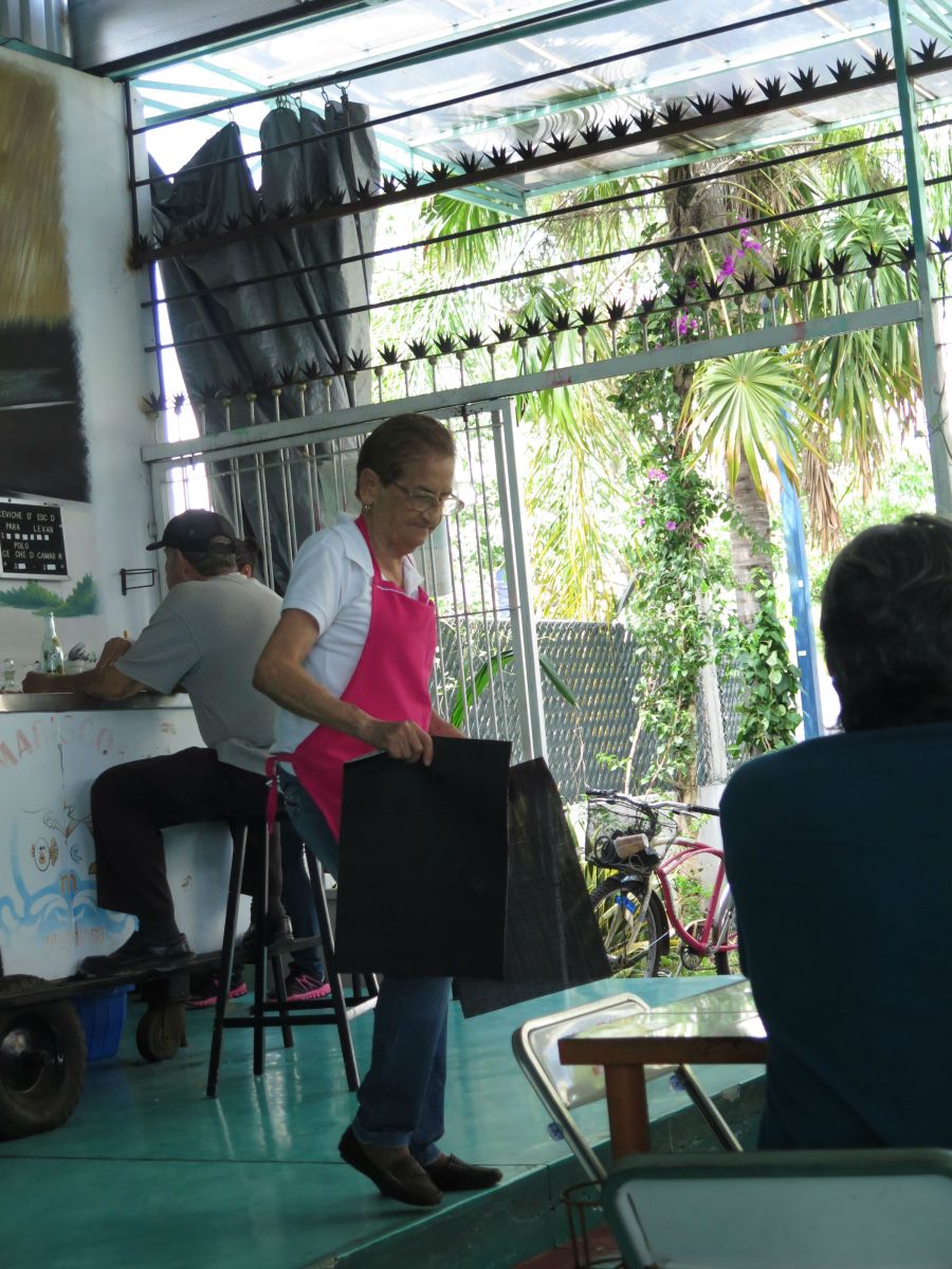 En esta foto quise ver los cambios que hay en la sociedad de Colima. Hace 40 años ni de chiste las mujeres podían ir a un restaurante solas sin su marido. En cambio, ahora hay cada vez más mujeres en los restaurantes, mujeres ya grandes, que están jubiladas que se reúnen a charlar, entonces están ganando espacios públicos.